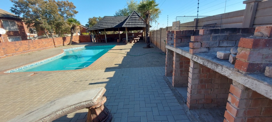2 Bedroom Property for Sale in Langenhovenpark Free State